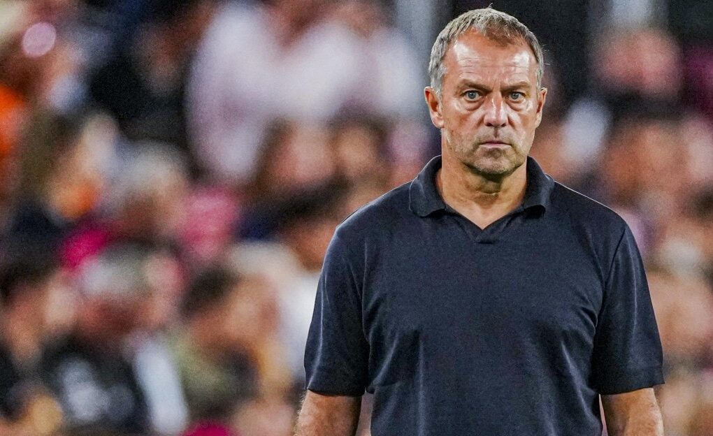 Hansi Flick devant les médias après la victoire du Barça contre Feyenoord.