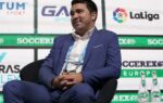 Deco prend la parole lors de l’assemblée générale du FC Barcelone.