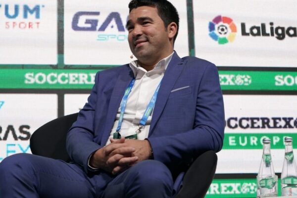 Deco prend la parole lors de l’assemblée générale du FC Barcelone.