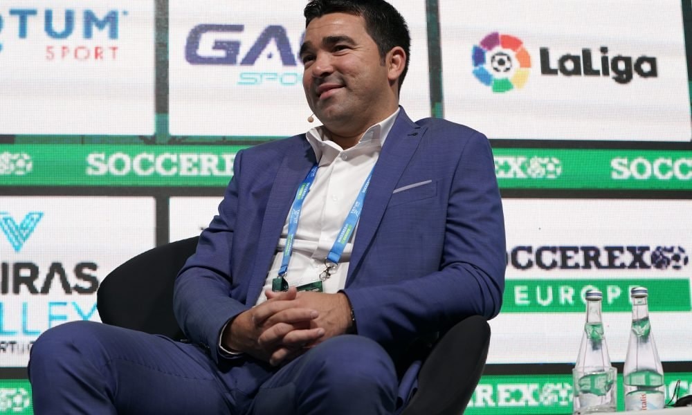 Deco prend la parole lors de l’assemblée générale du FC Barcelone.