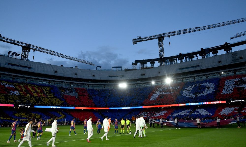 Le Camp Nou en chantier pendant sa rénovation à Barcelone.