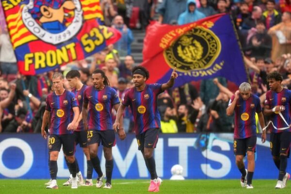 Raphinha et Lamine Yamal lors de la victoire du Barça contre Feyenoord au Camp Nou.