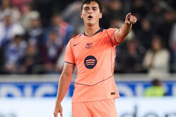 Álvaro Cortés portant le maillot du Barça avant son transfert au Royal Antwerp.