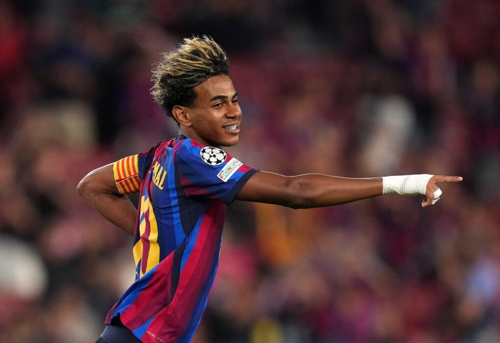 Lamine Yamal avec le brassard de capitaine du Barça contre Feyenoord au Camp Nou.