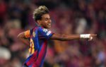 Lamine Yamal avec le brassard de capitaine du Barça contre Feyenoord au Camp Nou.