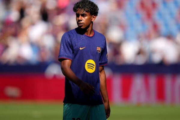 Lamine Yamal sous le maillot du Barça lors d’un match.