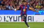 Lamine Yamal balle au pied sous le maillot du Barça.