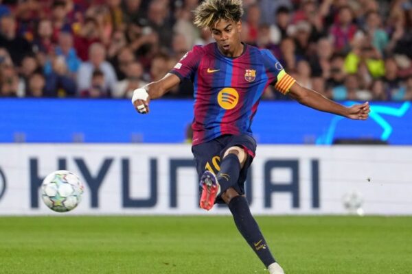 Lamine Yamal balle au pied sous le maillot du Barça.