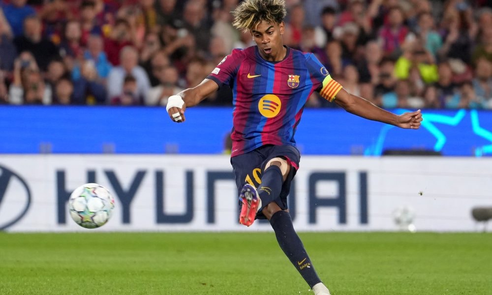 Lamine Yamal balle au pied sous le maillot du Barça.