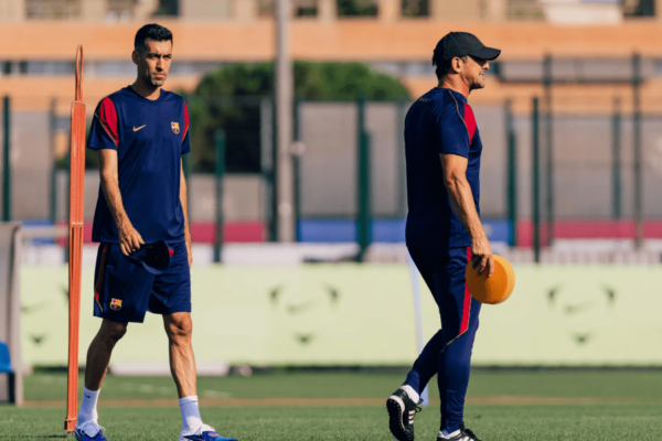 Sergio Busquets dans son rôle d’entraîneur adjoint du Barça Atlètic.