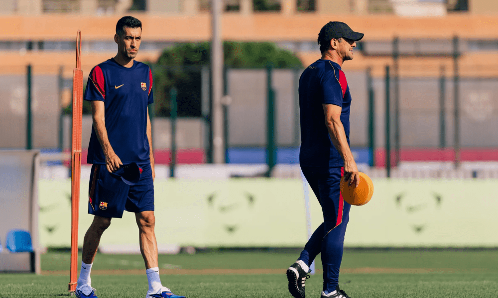 Sergio Busquets dans son rôle d’entraîneur adjoint du Barça Atlètic.