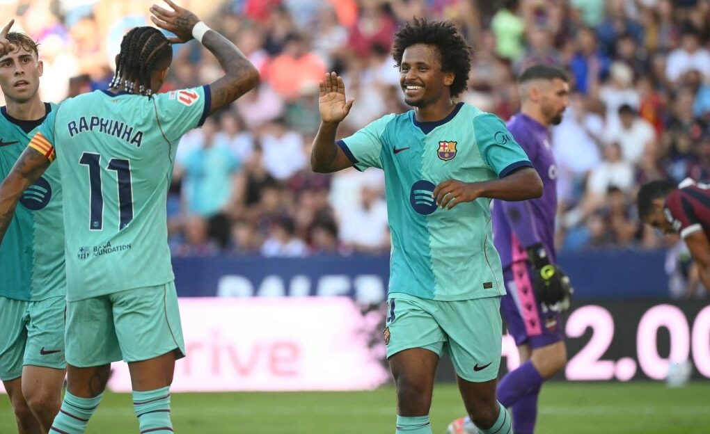 Raphinha et Karim Adeyemi sur le terrain sous les couleurs du Barça.