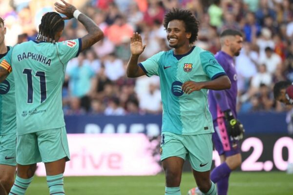 Raphinha et Karim Adeyemi sur le terrain sous les couleurs du Barça.