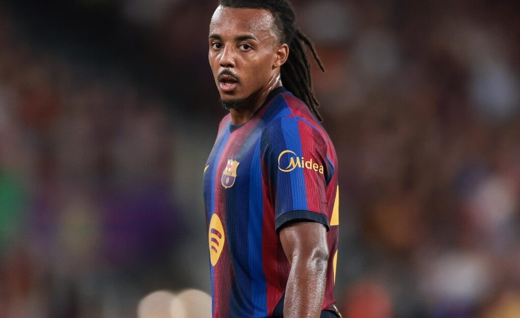 Jules Koundé avec le maillot du FC Barcelone lors d’un match.
