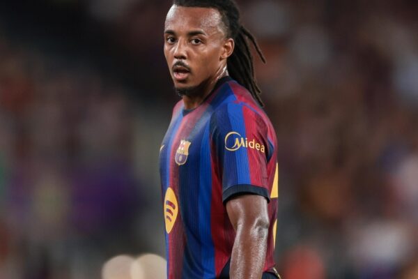 Jules Koundé avec le maillot du FC Barcelone lors d’un match.