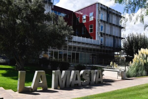 Un joueur du Barça formé à La Masia sur un terrain de football.