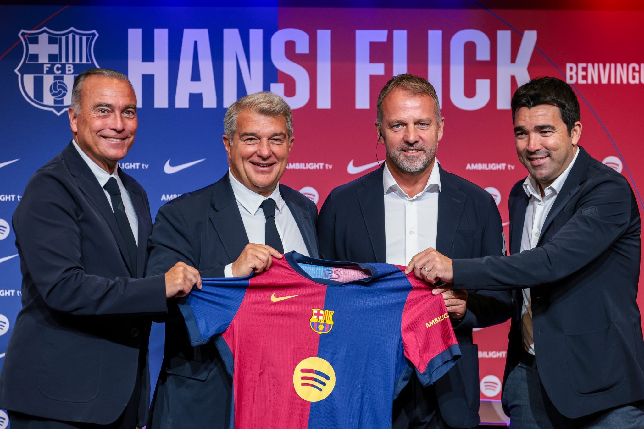 Hansi Flick avec Joan Laporta, Rafa Yuste et Deco du FC Barcelone