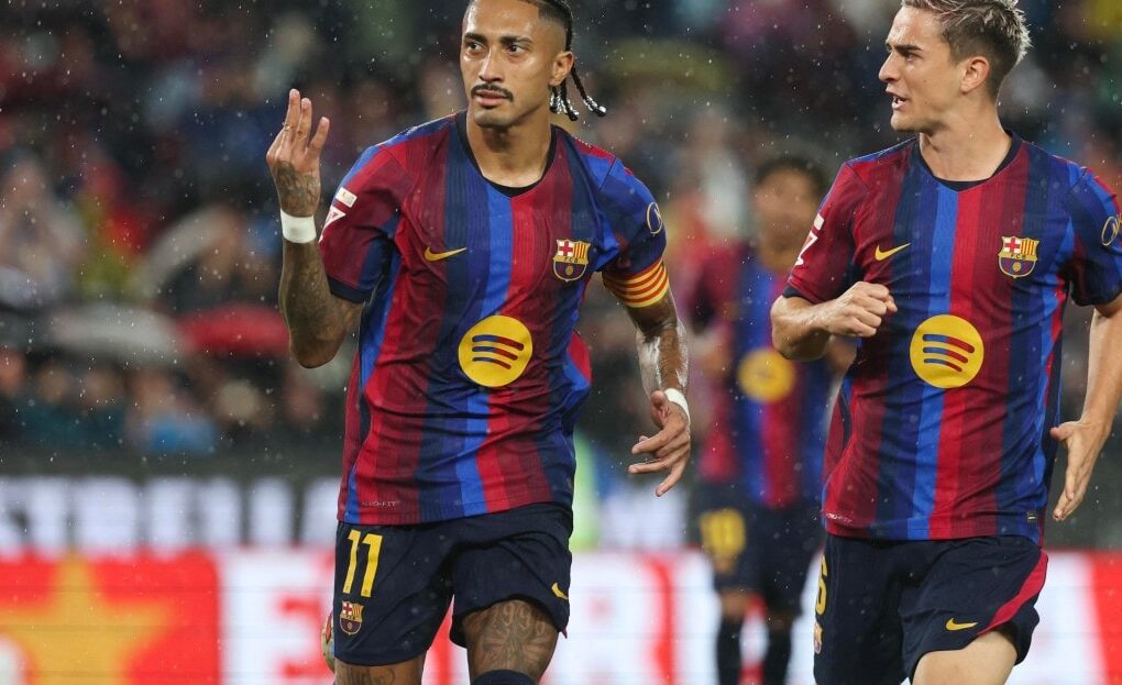 Raphinha célèbre un but avec les joueurs du Barça au Camp Nou.