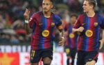 Raphinha célèbre un but avec les joueurs du Barça au Camp Nou.