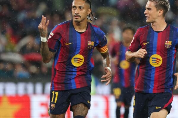 Raphinha célèbre un but avec les joueurs du Barça au Camp Nou.