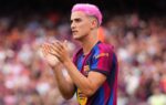 Gavi portant le maillot du FC Barcelone sur la pelouse.