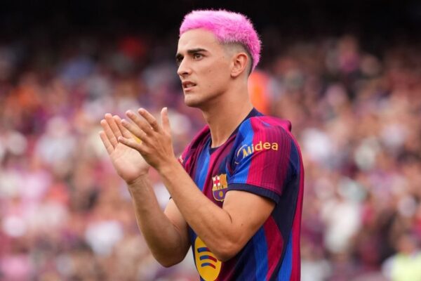 Gavi portant le maillot du FC Barcelone sur la pelouse.