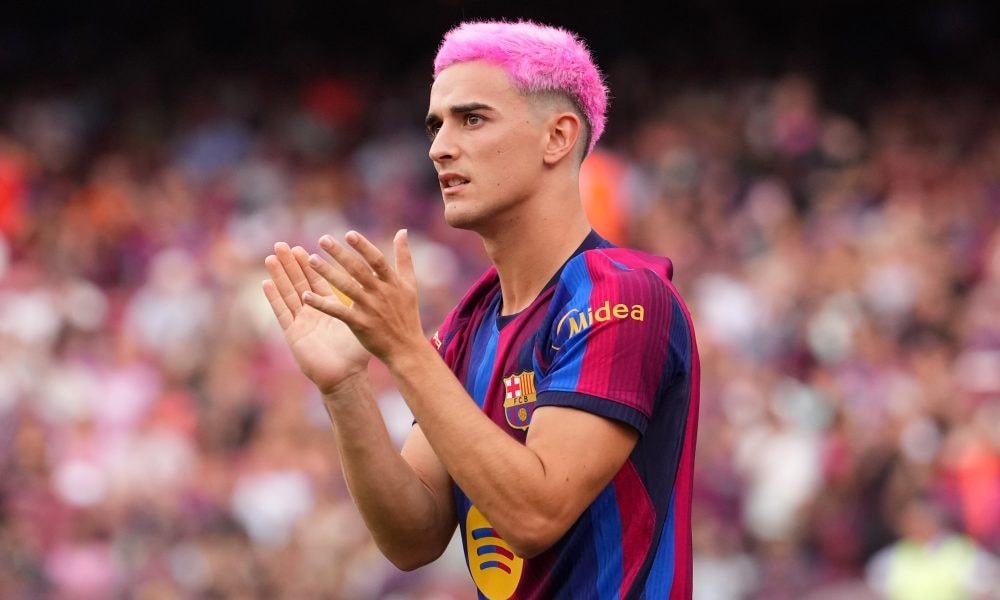 Gavi portant le maillot du FC Barcelone sur la pelouse.