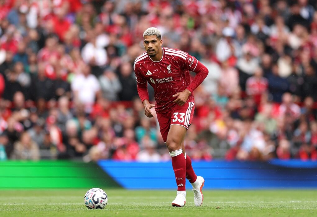 Ronald Araújo avec Liverpool face à l’Atlético Madrid à Anfield.