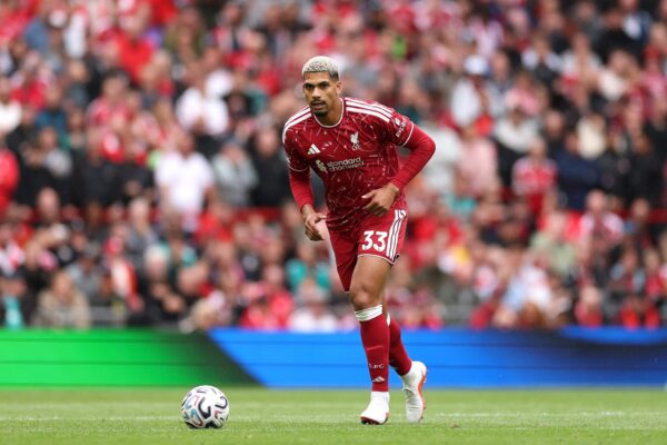 Ronald Araújo avec Liverpool face à l’Atlético Madrid à Anfield.