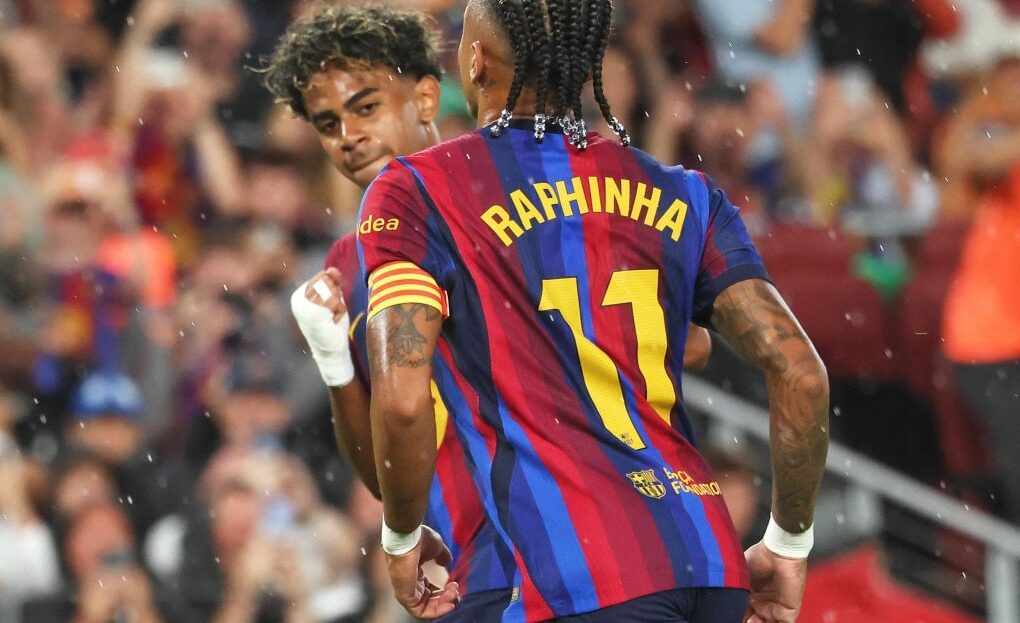 Raphinha célèbre son triplé avec Lamine Yamal lors de la victoire du Barça à Séville.