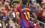 Raphinha célèbre son triplé avec Lamine Yamal lors de la victoire du Barça à Séville.
