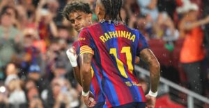 Raphinha célèbre son triplé avec Lamine Yamal lors de la victoire du Barça à Séville.