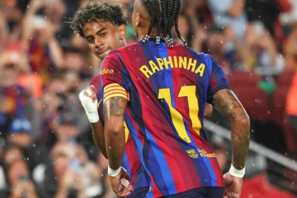Raphinha célèbre son triplé avec Lamine Yamal lors de la victoire du Barça à Séville.