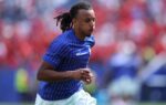 Jules Koundé sur un terrain de football.