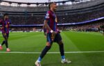 Raphinha sous le maillot du Barça avec son brassard de capitaine.
