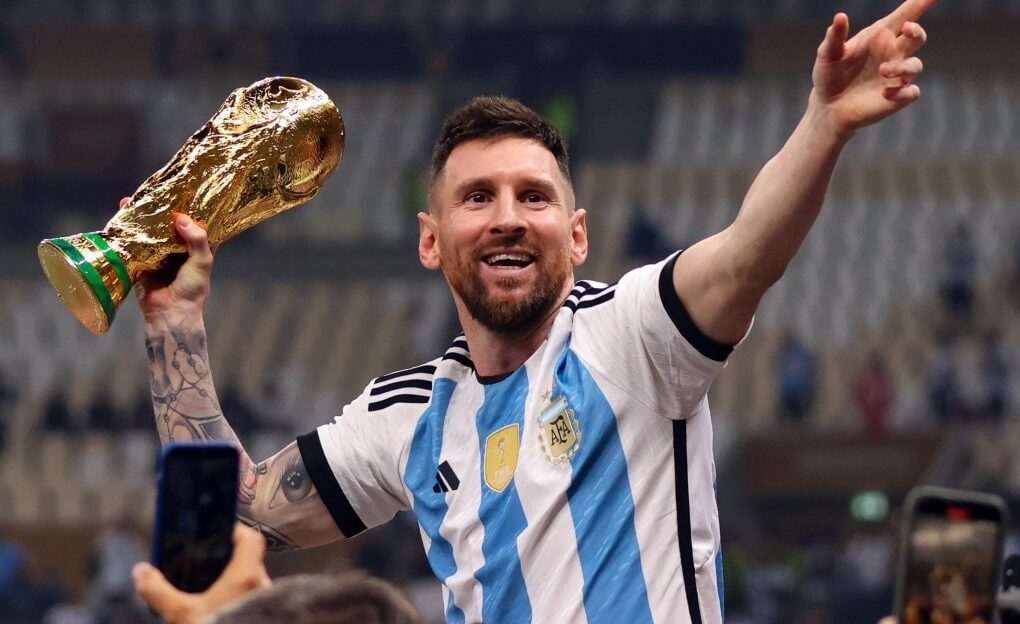 Lionel Messi, ému, porte sa médaille d’argent après son dernier match avec l’Argentine.