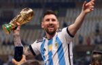 Lionel Messi, ému, porte sa médaille d’argent après son dernier match avec l’Argentine.