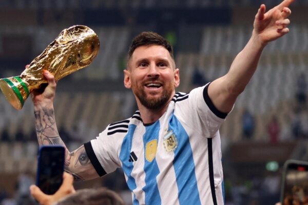Lionel Messi, ému, porte sa médaille d’argent après son dernier match avec l’Argentine.