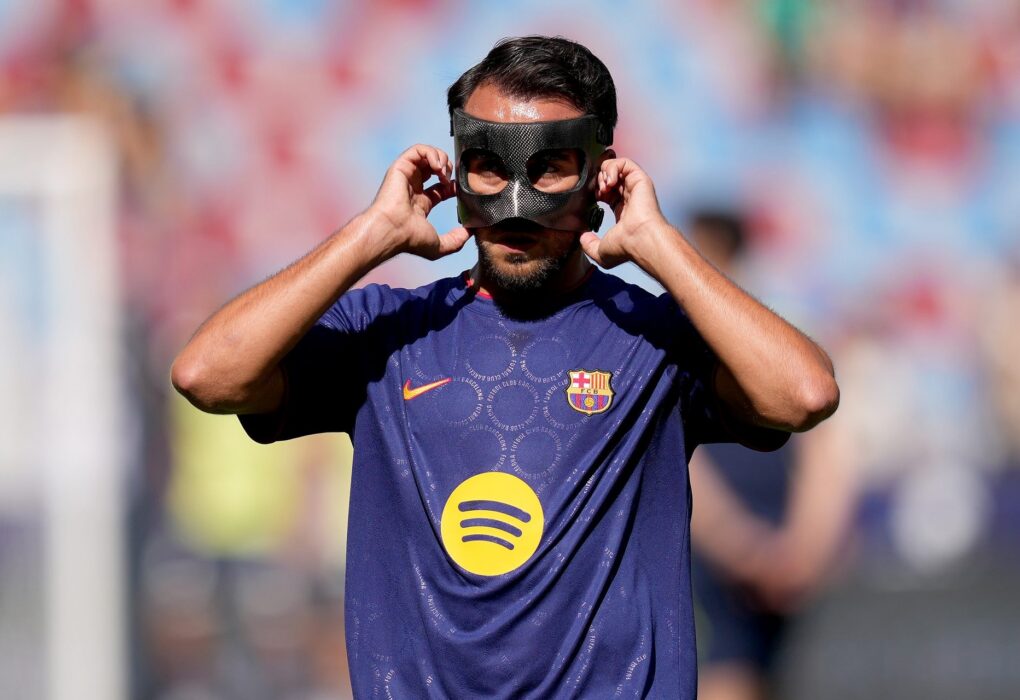Eric García, défenseur du Barça, sur un terrain de football.