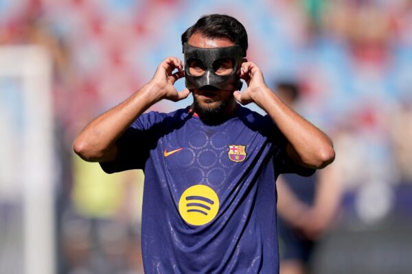 Eric García, défenseur du Barça, sur un terrain de football.