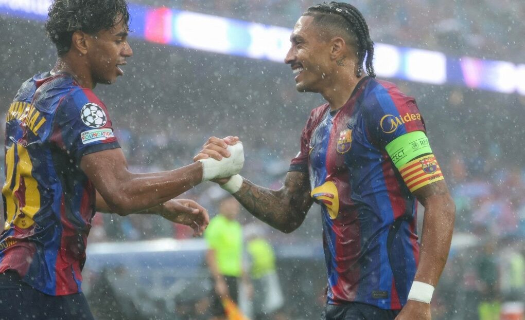 Raphinha et Lamine Yamal au Camp Nou pendant la victoire du Barça contre Feyenoord.