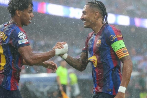 Raphinha et Lamine Yamal au Camp Nou pendant la victoire du Barça contre Feyenoord.