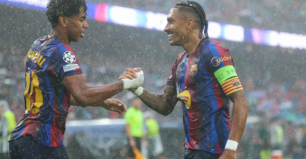 Raphinha et Lamine Yamal au Camp Nou pendant la victoire du Barça contre Feyenoord.
