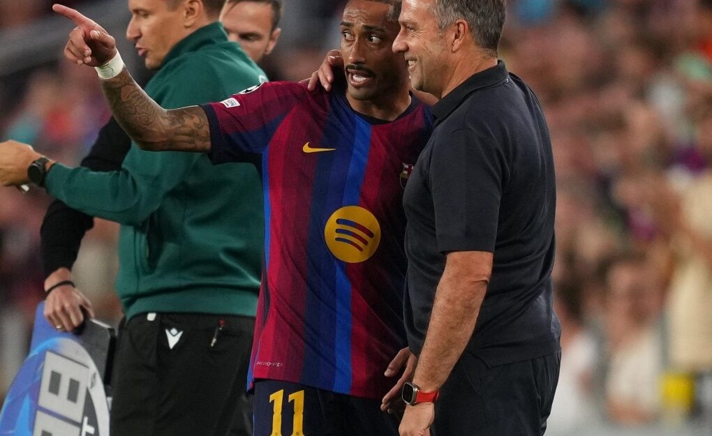 Raphinha portant le brassard de capitaine du Barça sur le terrain.
