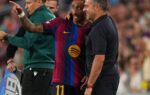 Raphinha portant le brassard de capitaine du Barça sur le terrain.