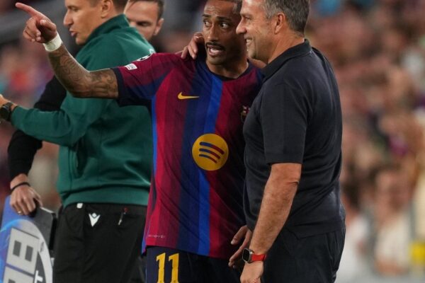 Raphinha portant le brassard de capitaine du Barça sur le terrain.