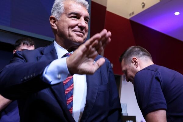 Joan Laporta s’exprimant devant des journalistes sur les objectifs du FC Barcelone.