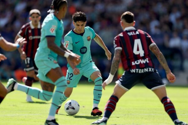 Lamine Yamal avec le ballon pendant le match du Barça contre Levante.