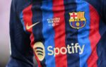 Le projet de maillot domicile du Barça avec un col polo, des bandes bleu et grenat et des détails jaunes.