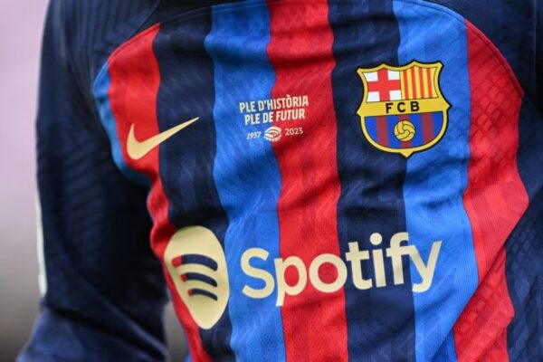 Le projet de maillot domicile du Barça avec un col polo, des bandes bleu et grenat et des détails jaunes.